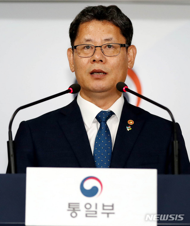 【서울=뉴시스】추상철 기자 =김연철 통일부 장관이 19일 오후 서울 종로구 정부서울청사에서 국제기구를 통한 국내산 쌀 대북지원 추진과 관련 브리핑을 하고 있다. 2019.06.19. scchoo@newsis.com