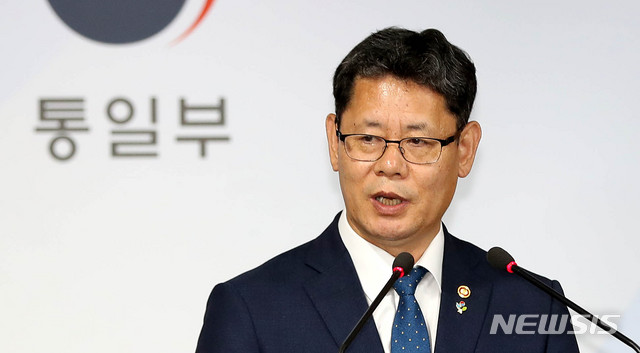 【서울=뉴시스】추상철 기자 =김연철 통일부 장관이 19일 오후 서울 종로구 정부서울청사에서 국제기구를 통한 국내산 쌀 대북지원 추진과 관련 브리핑을 하고 있다. 2019.06.19. scchoo@newsis.com