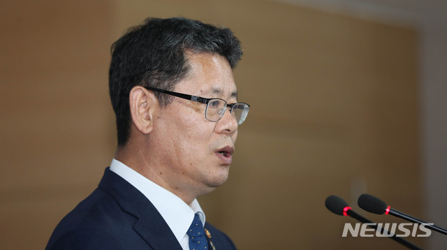 【서울=뉴시스】추상철 기자 =김연철 통일부 장관이 19일 오후 서울 종로구 정부서울청사에서 국제기구를 통한 국내산 쌀 대북지원 추진과 관련 브리핑을 하고 있다. 2019.06.19. scchoo@newsis.com