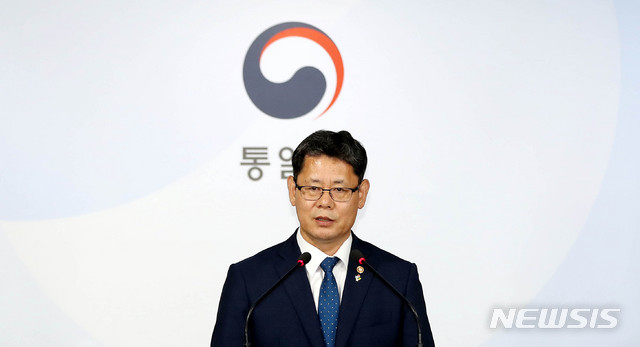 【서울=뉴시스】추상철 기자 =김연철 통일부 장관이 지난 19일 오후 서울 종로구 정부서울청사에서 국제기구를 통한 국내산 쌀 대북지원 추진과 관련 브리핑을 하고 있다. 2019.06.19. scchoo@newsis.com