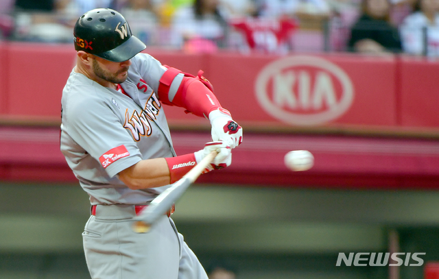 【광주=뉴시스】류형근 기자 = 19일 오후 광주 북구 광주-기아챔피언스필드에서 열린 2019프로야구 KIA 타이거즈 대 SK 와이번스의 경기, 2회초 무사 상황 SK 4번타자 로맥이 타격을 하고 있다. 2019.06.19 hgryu77@newsis.com