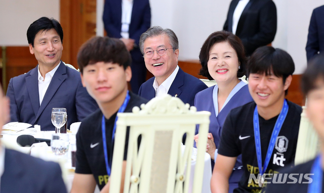 【서울=뉴시스】전신 기자 = 문재인 대통령과 부인 김정숙 여사가 19일 청와대 본관에서 열린 피파 U-20 국가대표 선수단 초청 만찬에서 선수들의 활약상을 담은 영상을 시청하고 있다. 2019.06.19. photo1006@newsis.com