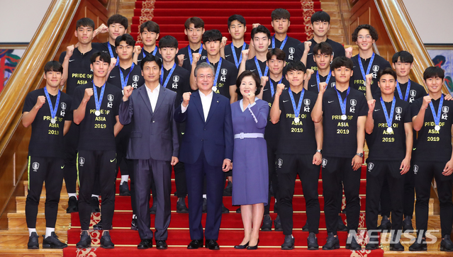 【서울=뉴시스】전신 기자 = 문재인 대통령이 19일 청와대 본관에서 열린 피파 U-20 국가대표 선수단 초청 만찬에 앞서 선수들과 기념촬영하고 있다. 2019.06.19.&nbsp;&nbsp; photo1006@newsis.com