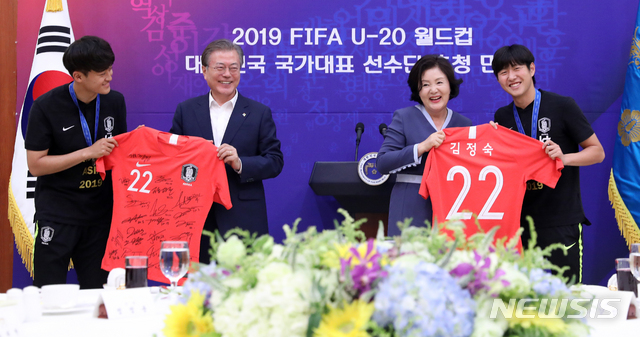 【서울=뉴시스】전신 기자 = 문재인 대통령과 부인 김정숙 여사가 19일 청와대 본관에서 열린 피파 U-20 국가대표 선수단 초청 만찬에서 황태현, 이강인 선수로부터 유니폼을 선물받고 있다. 2019.06.19. photo1006@newsis.com