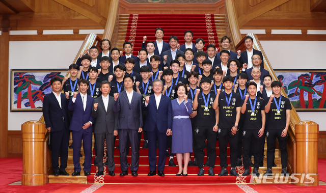 【서울=뉴시스】전신 기자 = 문재인 대통령이 19일 청와대 본관에서 열린 피파 U-20 국가대표 선수단 초청 만찬에 앞서 선수들 및 코칭 스태프와 기념촬영하고 있다. 2019.06.19.&nbsp; photo1006@newsis.com
