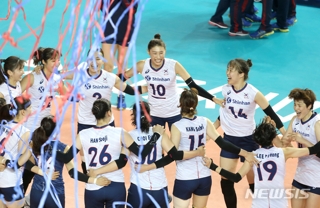 【서울=뉴시스】 고범준 기자 = 19일 보령종합체육관에서 열린 2019 국제배구연맹(FIVB) 발리볼네이션스리그(VNL) 5주차 대한민국-일본 경기, 한국 대표팀이 3-0으로 승리한 뒤 기뻐하고 있다. 2019.06.19. (사진=FIVB 제공) photo@newsis.com
