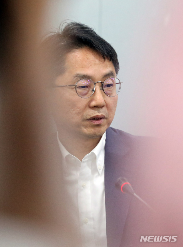 【세종=뉴시스】강종민 기자 = 박준식 최저임금위원장이 19일 오후 정부세종청사에서 제3차 전원회의에 대해 브리핑을 하고 있다. 2019.06.19. ppkjm@newsis.com