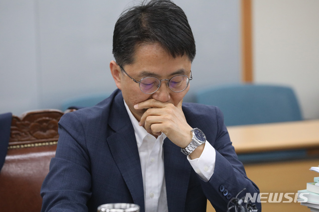 【세종=뉴시스】강종민 기자 = 박준식 최저임금위원장이 19일 오후 정부세종청사에서 제3차 전원회의에 대한 브리핑에 앞서 생각에 빠져 있다. 2019.06.19. ppkjm@newsis.com