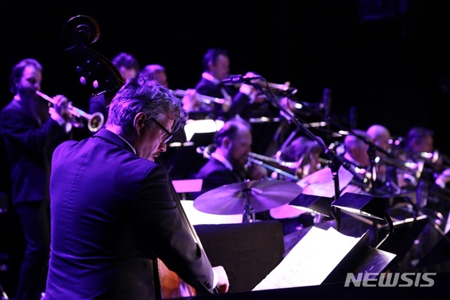 【가평=뉴시스】 문영일 기자 = 경기 가평군 자라섬재즈페스티벌이 20일 테렌스 블랜차드와 매튜 휘테커 퀄텟, 더 대니쉬 라디오 빅밴드&마릴린 마주르를 포함한 1차 라인업을 발표했다. 사진은 더 대니쉬 라디오 빅밴드. 2019.06.20. (사진=자라섬재즈페스티벌 제공)photo@newsis.com