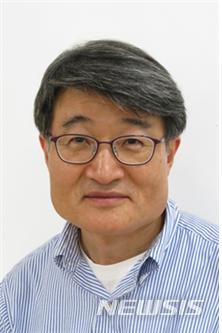 【포항=뉴시스】강진구 기자 = 포스텍 화학공학과 조길원(사진) 교수·박사과정 이시영 씨, 전자전기공학과 정윤영 교수팀은 음성을 인식하는 ‘피부 부착형 고성능 진동감지 유연센서’를 개발하는데 성공했다고 20일 밝혔다.2019.06.20.(사진=포스텍 제공) photo@newsis.com