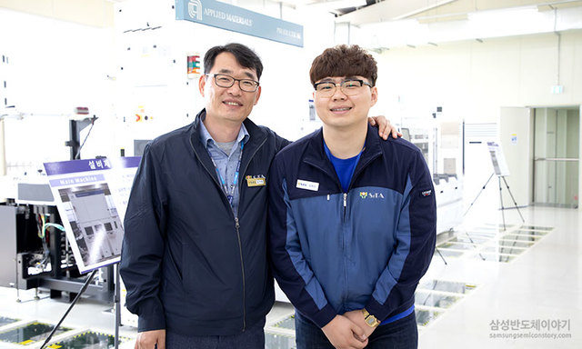 【서울=뉴시스】'반도체 정밀배관 기술 아카데미(Semiconductor-facilities Technology Academy, SfTA)'에서 도면 교육을 담당한 김기정 교수(㈜비엔에이치)와 2019년 1기 우수교육생 김현진씨. (사진 삼성전자)