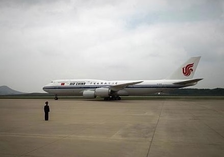 【서울=뉴시스】 중국 중앙(CC)TV가 앱을 통해 공개한 사진으로, 20일 시진핑 중국 국가주석이 탄 전용기가 평양 순안국제항공에 도착해 있다. <사진출처 :CCTV 앱> 2019.06.20 