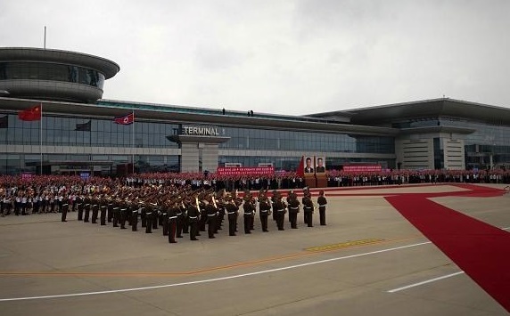 【서울=뉴시스】 시진핑 중국 국가주석이 탄 전용기가 20일 평양 순안공항에 도착한 가운데 북한 의장대 등 환영인사들이 나란히 대기해 있다. <사진출처 :CCTV 앱> 2019.06.20