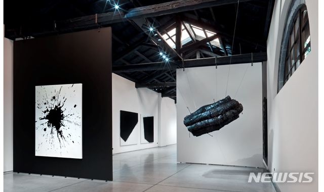 【서울=뉴시스】베니스 빌모트 파운데이션 갤러리에 전시된 이배 작품. 조현화랑 제공