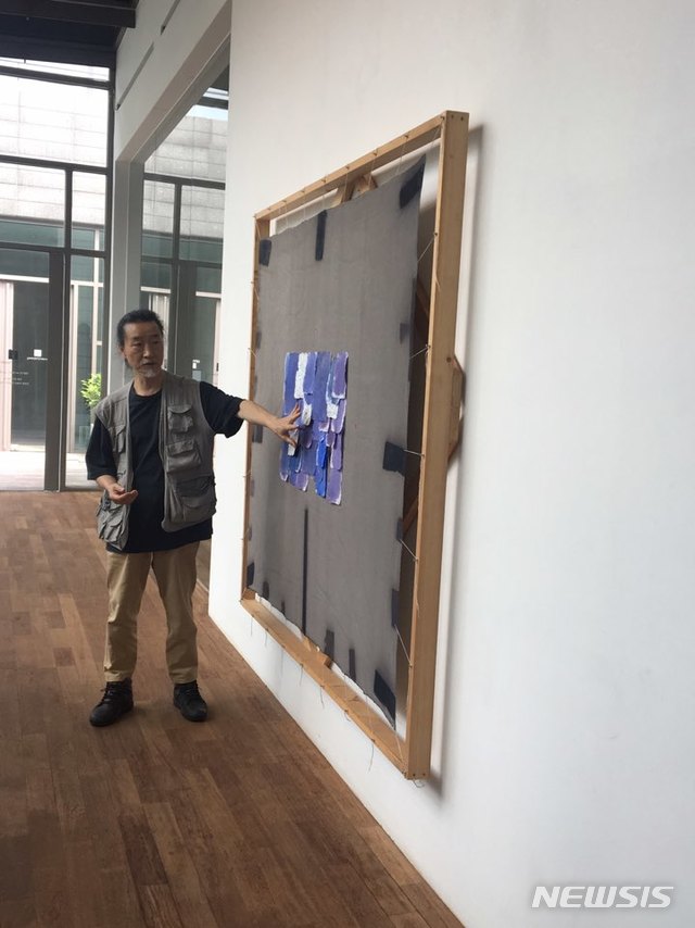 【서울=뉴시스】20일 안종대 작가가 서울 평창동 가나아트센터에서 개인전을 열고 작품을 설명하고 있다.