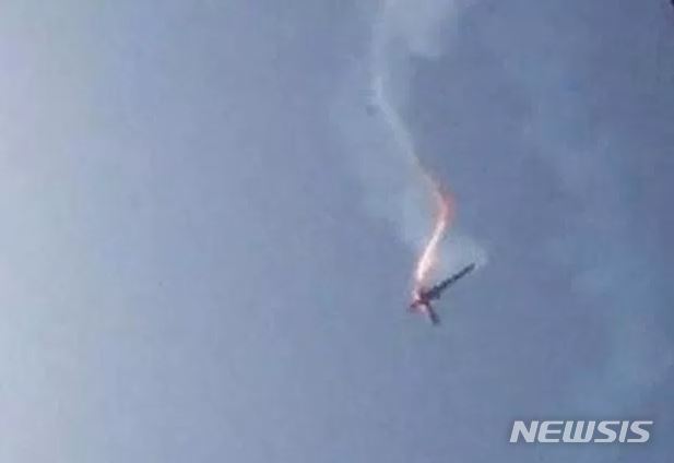 【서울=뉴시스】이란 국영 IRNA 통신이 20일 보도한 미국 무인기가 이란 혁명수비대에 의해 격추되는 모습. 호세인 살라미 이란 혁명수비대 사령관은 20일 이란군이 미국의 무인기 1대를 격추시킨 것은 미국에 명백한 메시지를 전달한 것이라면서 "이란은 어떤 나라와도 전쟁을 할 의도는 없지만 전쟁을 할 준비는 돼 있다"고 말했다. <사진 출처 : 英 더 선> 2019.6.20