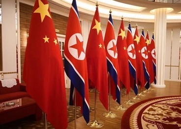 【서울=뉴시스】 중국 중앙(CC)TV, 관영 신화통신은 시진핑 주석이 20일 정오께 평양에 오후에 곧바로 김정은 북한 국무위원장과 정상회담을 가졌다고 보도했다. 사진은 회담장으로 추정되는 장소에 북중 양국 국기가 세워져 있는 모습으로, CCTV 동영상을 캡처한 것이다. <사진출처: CCTV 앱> 2019.06.20 