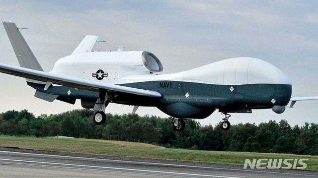 미 해군의 고고도 무인정찰기 MQ-4 트라이튼.