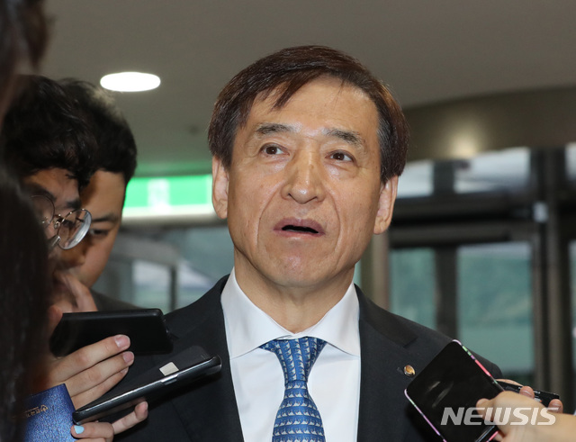 【서울=뉴시스】 전진환 기자 = 이주열 한국은행 총재가 20일 오전 서울 중구 한국은행으로 출근해 미 중앙은행 연방준비제도가 금리인하를 예고한 것과 관련해 기자들의 질문에 답하고 있다. 2019.06.20. amin2@newsis.com