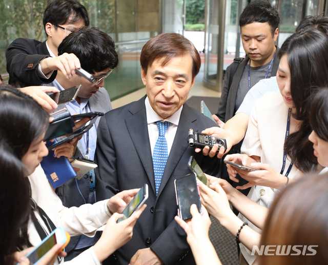 【서울=뉴시스】 전진환 기자 = 이주열 한국은행 총재가 20일 오전 서울 중구 한국은행으로 출근해 미&nbsp; 중앙은행 연방준비제도가 금리인하를 예고한 것과 관련해 기자들의 질문에 답하고 있다. 2019.06.20. amin2@newsis.com
