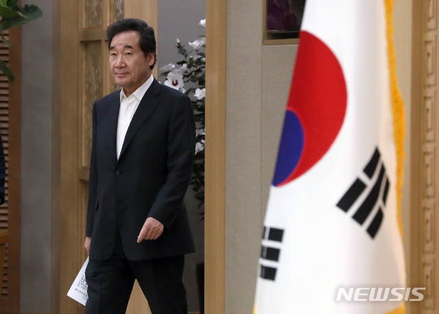 【세종=뉴시스】강종민 기자 = 이낙연 국무총리가 20일 오전 정부세종청사 국정현안점검조정회의장에 들어서고 있다. 2019.06.20. ppkjm@newsis.com