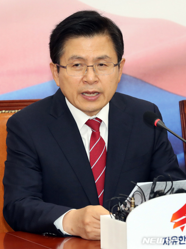 【서울=뉴시스】 박영태 기자 = 20일 오전 서울 여의도 국회에서 열린 자유한국당 최고위원회의에서 황교안 대표가 발언하고 있다. 2019.06.20. since1999@newsis.com