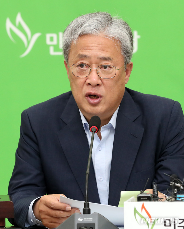 【서울=뉴시스】 박영태 기자 = 20일 오전 서울 여의도 국회에서 열린 민주평화당 의원총회에서 유성엽 원내대표가 발언하고 있다. 2019.06.20.since1999@newsis.com