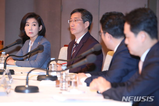 【서울=뉴시스】이영환 기자 = 자유한국당 나경원 원내대표가 20일 오전 서울 중구 한국프레스센터에서 열린 관훈토론회에 참석해 이승헌 동아일보 정치부장의 질문을 경청 하고 있다. 2019.06.20. 20hwan@newsis.com