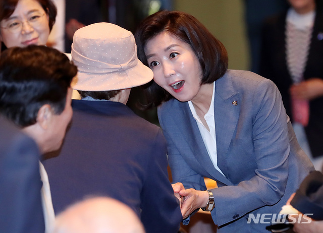 【서울=뉴시스】이영환 기자 = 자유한국당 나경원 원내대표가 20일 오전 서울 중구 한국프레스센터에서 열린 관훈토론회에서 참석자들과 인사를 나누고 있다. 2019.06.20.&nbsp; 20hwan@newsis.com