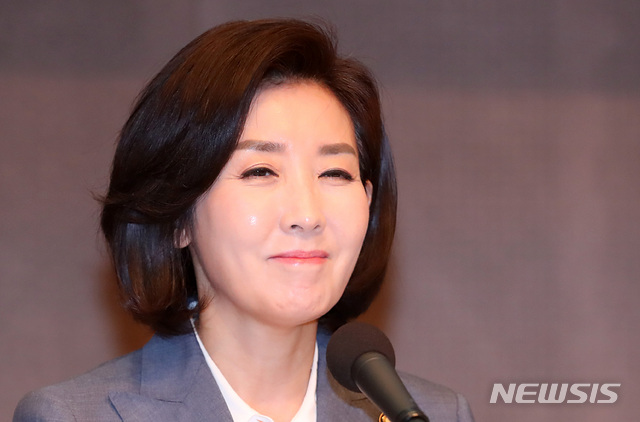 【서울=뉴시스】이영환 기자 = 자유한국당 나경원 원내대표가 20일 오전 서울 중구 한국프레스센터에서 열린 관훈토론회에 참석해 미소를 짓고 있다. 2019.06.20. 20hwan@newsis.com