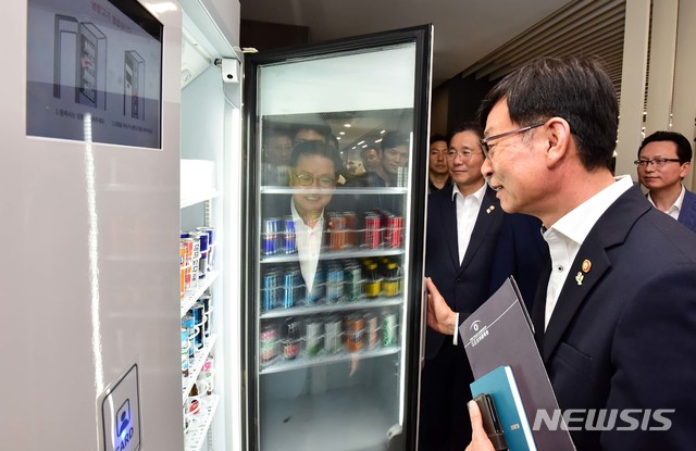 【서울=뉴시스】고범준 기자 = 김상조 공정거래위원장이 20일 서울 종로구 센트로폴리스에 위치한 SKT 5G스마트오피스 현장을 방문한 가운데 AI 기반 무인 냉장고 시연을 하고 있다. 2019.06.20.&nbsp; photo@newsis.com