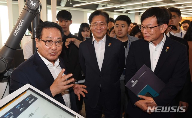 【서울=뉴시스】고범준 기자 = 유영민 과학통신부 장관, 성윤모 산업통상자원부 장관, 김상조 공정거래위원장, 박능후 보건복지부 장관 등 관계자들이 20일 서울 종로구 센트로폴리스에 위치한 SKT 5G스마트오피스 현장을 방문한 가운데 스마트 빌딩에 대해 설명을 듣고 있다. 2019.06.20. photo@newsis.com