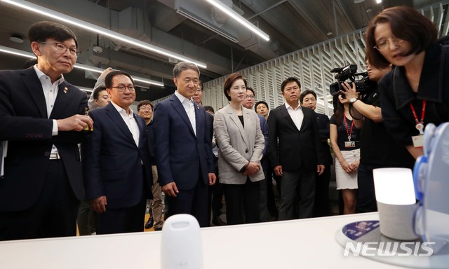 【서울=뉴시스】고범준 기자 = 김상조 공정거래위원장, 유영민 과학통신부 장관, 박능후 보건복지부 장관, 유은혜 부총리 겸 교육부 장관박정호 SKT 사장이 20일 오전 서울 종로구 센트로폴리스빌딩의 SKT 스마트오피스에 방문해 5G AI 스피커 설명을 듣고 있다. 2019.06.20. photo@newsis.com