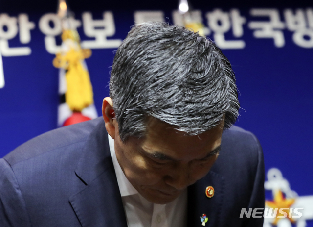【서울=뉴시스】최진석 기자 = 정경두 국방부 장관이 20일 오전 서울 용산구 국방부에서 북한 목선의 동해 삼척항 진입 사건과 관련 대국민 사과문을 발표 뒤 고개 숙여 인사하고 있다. 2019.06.20.&nbsp; myjs@newsis.com