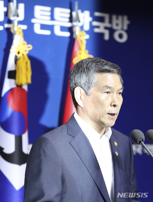 【서울=뉴시스】최진석 기자 = 정경두 국방부 장관이 20일 오전 서울 용산구 국방부에서 북한 목선의 동해 삼척항 진입 사건과 관련 대국민 사과문을 발표하고 있다. 2019.06.20. myjs@newsis.com