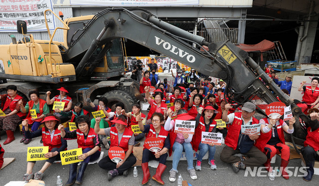 【서울=뉴시스】추상철 기자 = 일부 구 노량진수산시장 상인과의 입주 합의서 체결에 따른 기자회견이 열린 20일 오전 서울 동작구 구 노량진수산시장에서 구 시장에 남은 시장상인이 반대집회를 하고 있다. 2019.06.20. scchoo@newsis.com