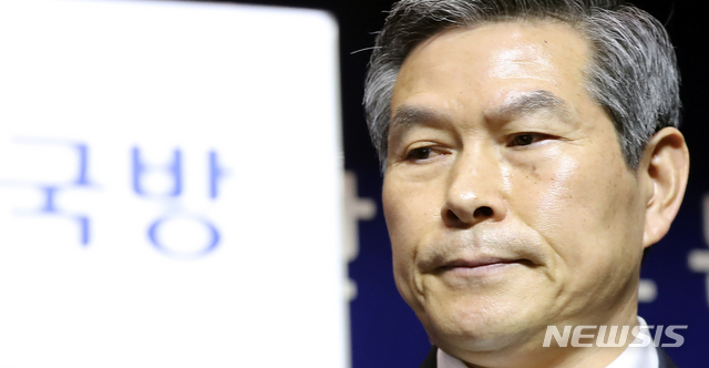 【서울=뉴시스】최진석 기자 = 정경두 국방부 장관이 20일 오전 서울 용산구 국방부에서 북한 목선의 동해 삼척항 진입 사건과 관련 대국민 사과문을 발표 뒤 굳은 표정을 하고 있다. 2019.06.20.&nbsp; myjs@newsis.com