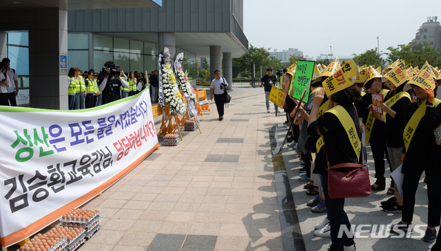 【전주=뉴시스】 김얼 기자= 20일 전북 전주시 전라북도교육청에서 전주 상산고등학교의 자율형사립고 재지정을 앞둔 가운데 전북교육청 입구에 현수막이 걸려 있다. 2019.06.20.pmkeul@newsis.com