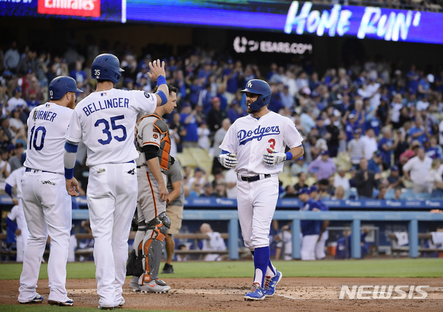 【로스앤젤레스=AP/뉴시스】 LA 다저스의 저스틴 터너(사진 가장 왼쪽)와 코디 벨린저(사진 가운데)가 20일(한국시간) 미국 로스앤젤레스 다저스타디움에서 열린 2019 메이저리그(MLB) 샌프란시스코 자이언츠와의 경기에서 1회말 3점포를 때려낸 크리스 테일러를 축하해주고 있다. 