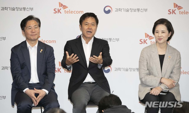 【서울=뉴시스】고범준 기자 = 박정호 SKT 사장이 20일 오전 서울 종로구 센트로폴리스 SK텔레콤 스마트오피스에서 열린 '5G 스마트오피스 현장 방문 및 5G B2B 활성화를 위한 민관 간담회'에서 인사말을 하고 있다. 2019.06.20.&nbsp; photo@newsis.com