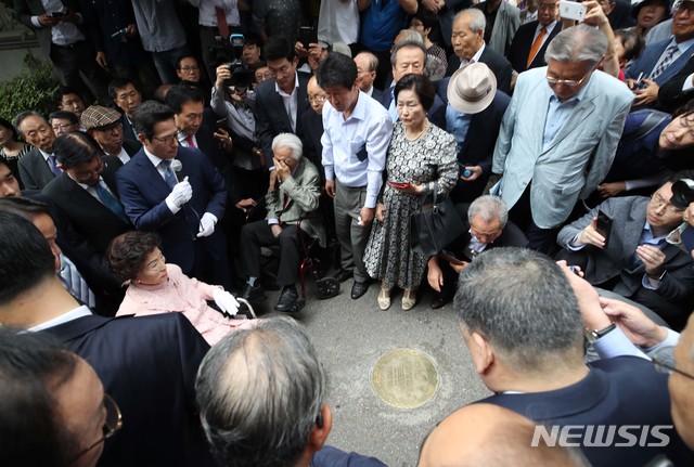 【서울=뉴시스】박주성 기자 = 20일 오전 서울 동작구 김영삼 전 대통령 자택 인근에서 열린 김 전 대통령 동판 제막식에서 최형우 전 내무부 장관이 눈물을 흘리고 있다. 2019.06.20. photo@newsis.com
