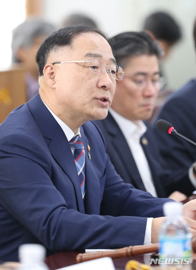 【서울=뉴시스】 전진환 기자 = 18년 공공기관 경영실적 평가결과 및 후속조치(안) 심의를 위한 공공기관운영위원회가 열린 20일 오후 서울 종로구 정부서울청사에서 홍남기 경제부총리 겸 기획재정부장관이 모두발언을 하고 있다. 2019.06.20. amin2@newsis.com