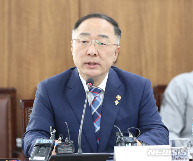 【서울=뉴시스】전진환 기자 = 18년 공공기관 경영실적 평가결과 및 후속조치(안) 심의를 위한 공공기관운영위원회가 열린 20일 오후 서울 종로구 정부서울청사에서 홍남기 경제부총리 겸 기획재정부장관이 모두발언을 하고 있다. 2019.06.20. amin2@newsis.com