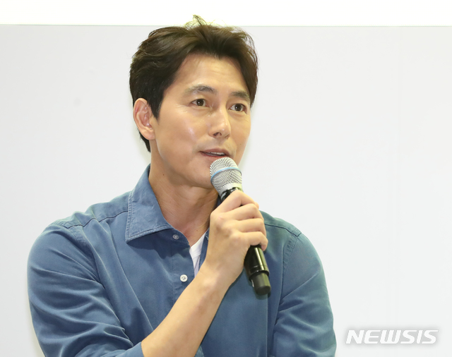 【서울=뉴시스】조수정 기자 = 유엔난민기구 친선대사 배우 정우성이 세계난민의 날인 지난 20일 오후 서울 삼성동 코엑스에서 열리고 있는 2019 서울국제도서전에서 난민, 새로운 이웃의 출현'을 주제로 강연하고 있다. 정우성은 이날 책 '내가 본 것을 당신도 볼 수 있다면'을 출간했다. 2019.06.20. chocrystal@newsis.com