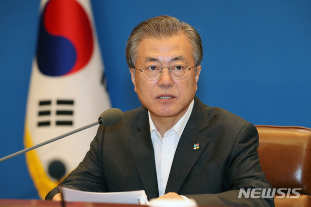 【서울=뉴시스】박진희 기자 = 문재인 대통령이 20일 청와대 집현실에서 제4차 반부패 정책협의회를 주재하고 있다.&nbsp; 반부패 정책협의회는 국가 차원의 부패방지대책을 체계적으로 추진하겠다는 문 대통령의 강력한 의지에 따라 설립된 대통령 주재 협의체다. 2019.06.20.&nbsp;&nbsp; pak7130@newsis.com