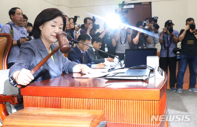 【서울=뉴시스】이종철 기자 = 정치개혁특위 활동기한 연장과 운영방안을 논의하기 위해 20일 서울 여의도 국회에서 열린 정치개혁 특별위원회 전체회의에서 심상정 위원장이 의사봉을 두드리고 있다. 2019.06.20. jc4321@newsis.com