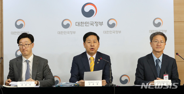 【서울=뉴시스】 전진환 기자 = 20일 오후 서울 종로구 정부서울청사 브리핑실에서 구윤철 기획재정부 2차관이 공공기관 경영실적 평가 및 후속조치(안) 심의결과를 브리핑하고 있다. 신완선(오른쪽부터) 공기업 경영평가단장, 구윤철 기재부 2차관, 김준기 준정부기관 경영평가단장. 2019.06.20. amin2@newsis.com