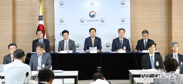 【서울=뉴시스】 전진환 기자 = 20일 오후 서울 종로구 정부서울청사 브리핑실에서 구윤철 기획재정부 2차관이 공공기관 경영실적 평가 및 후속조치(안) 심의결과를 브리핑하고 있다. 2019.06.20.&nbsp; amin2@newsis.com