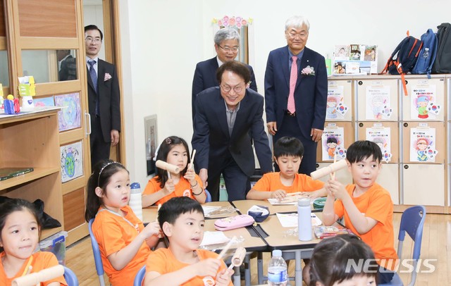 【서울=뉴시스】조희연 서울시교육감이 20일 서울 송파구 헬리오시티에서 열린 '해누리초중이음학교 개교식'에 참석해 수업을 참관하고 있다. 해누리초중이음학교는 일반학급 47학급(초 25학급, 중 22학급), 특수학급 2학급 등 49학급 규모로 개교한 서울의 첫 통합학교이다. 2019.06.20. (사진=서울시교육청 제공) photo@newsis.com