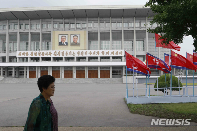 【 평양=AP/뉴시스】시진핑 중국 국가주석이 북한 평양에 도착한 20일, 평양 시내에 중국 오성홍기가 게양돼있다. 2019.06.20